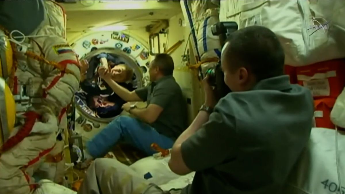 Sojuz zaparkoval na orbitě. Japonští vesmírní turisté už jsou na palubě ISS